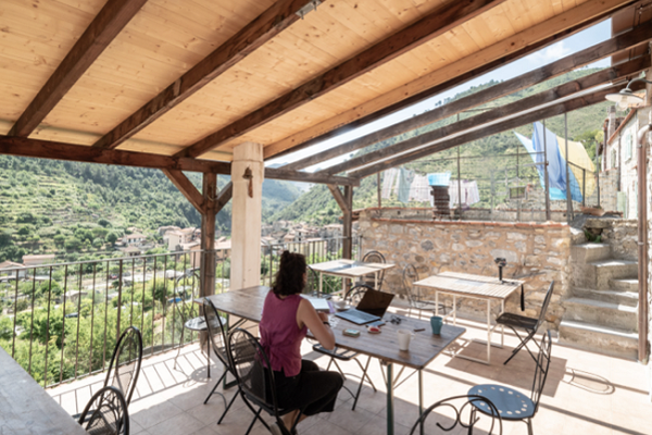 Ein Schreibtisch im Grünen