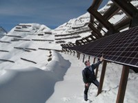 Projet solaire de grande envergure dans un village de montagne suisse