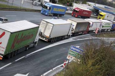 Trafic de transit alpin : de nombreux problèmes, deux perspectives