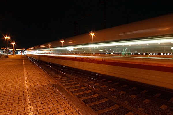 Treni notturni su un binario morto