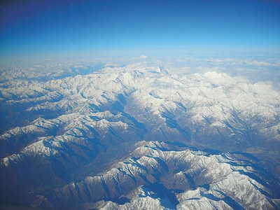 Un grande palco con tanti attori