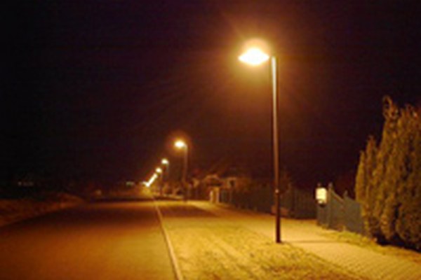 Osvetljena alpska krajina v nočnem času