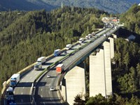 Alpe se dušijo v prometu