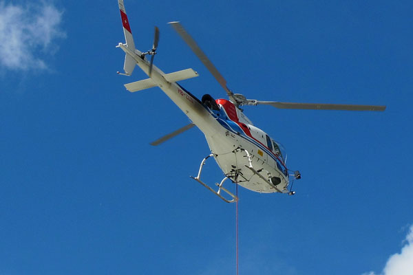 Zelena pobočja pobelili s snegom iz helikopterja