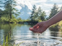 H2O: dragocena, mogočna, redka